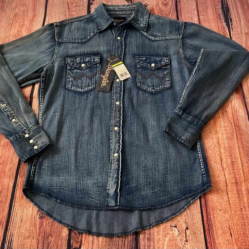Wrangler Men’s Long Sleeve Cowboy Denim Shirt Size Medium 2 Pocket 100 % Cotton